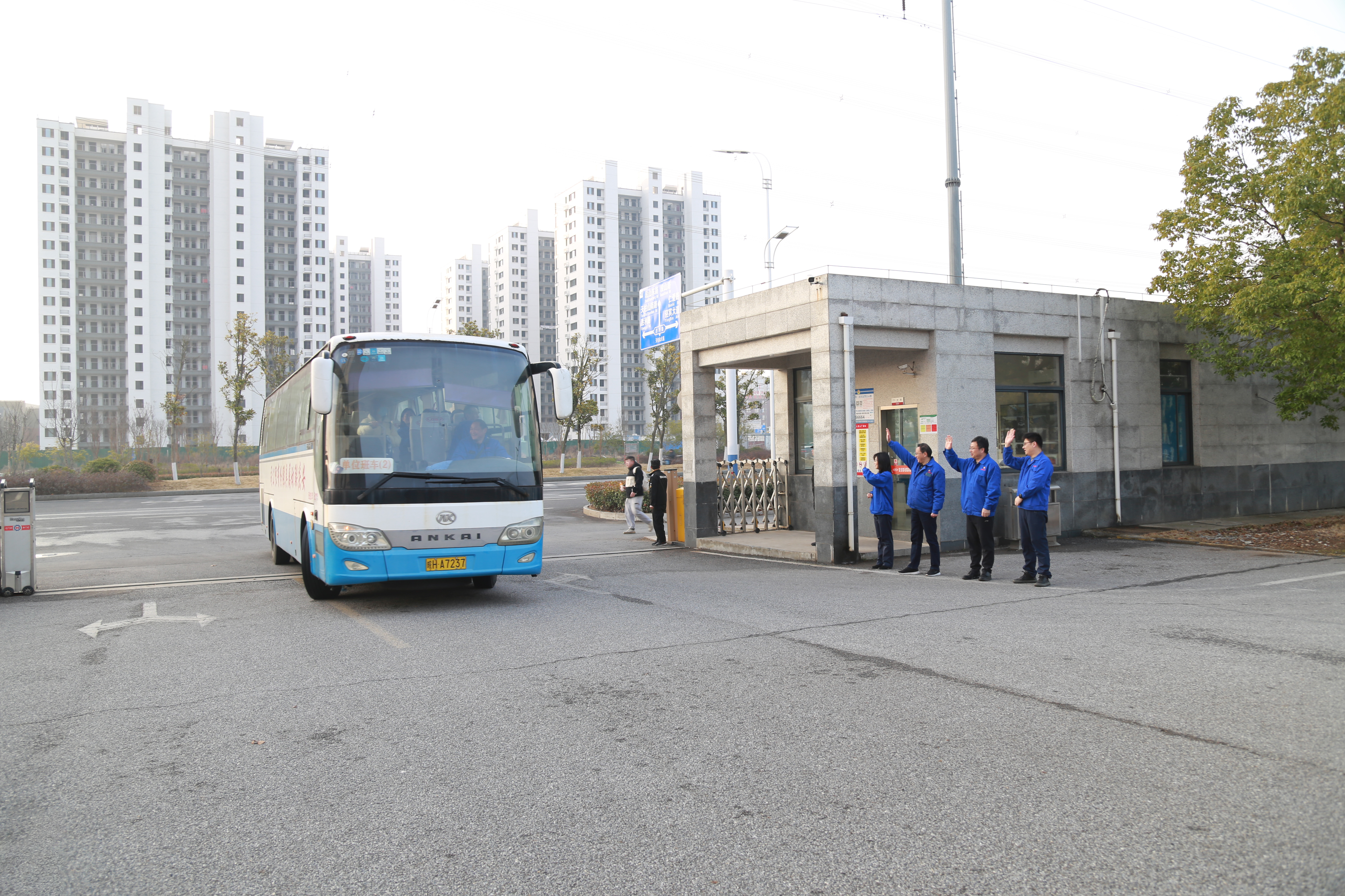1.公司領導迎接節(jié)后歸來的員工.JPG